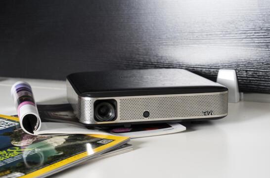 買LED投影還是燈泡投影？家用投影該選誰！